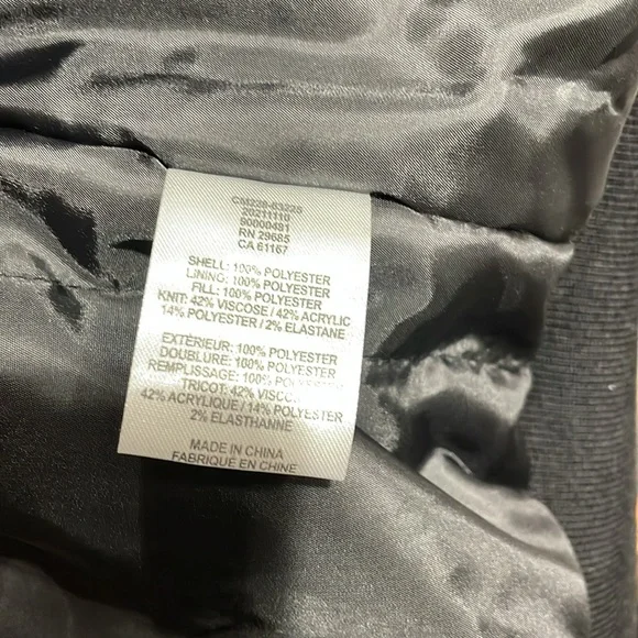 Brand new with tags Pendelton jacket. 2 zipper pockets in front and 1 inside. - Picture 7 of 9